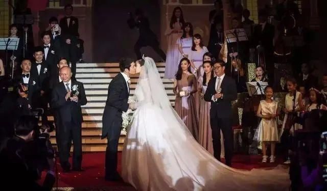 那场|那场豪掷两亿的世纪婚礼，其实已经蜕变成了“合约爱情”！