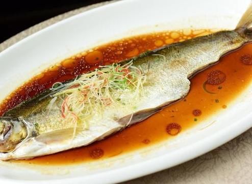  做法|清蒸鱼，放盐还是放生抽？都不对，教你正确做法，鱼肉鲜嫩还不腥