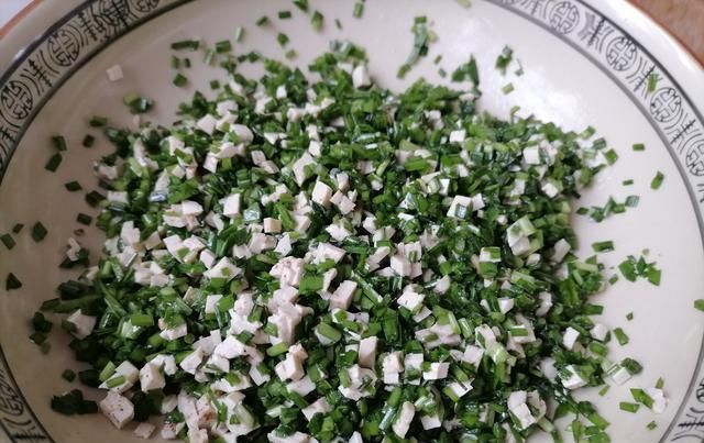  韭菜|扁豆这样吃太美味了，搭配韭菜和豆腐，炸一盘香喷喷的扁豆盒子