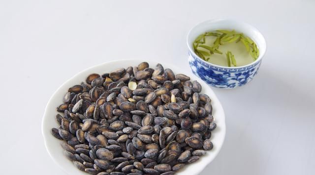 热量|1把瓜子 =1勺油?每天吃1斤瓜子的人怎样了?老人肠子“堵”住了