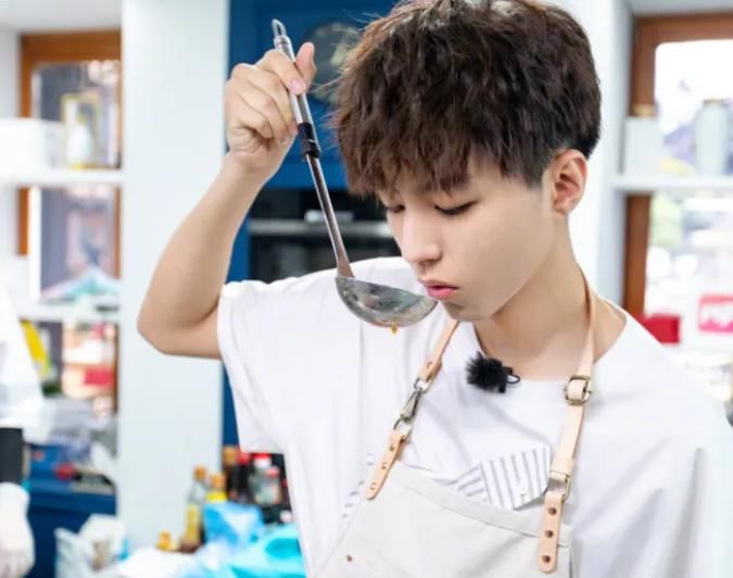  真实|《中餐厅》赵丽颖一期比一期瘦！花絮照曝光她真实饭量，活该人家有鲨鱼腹肌