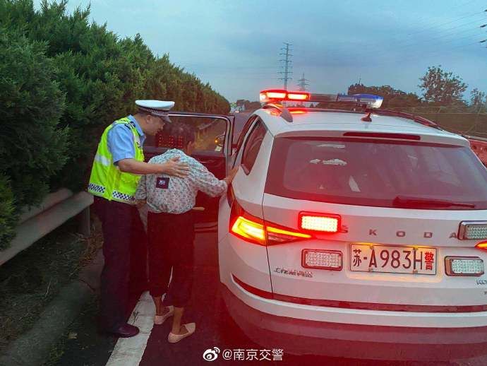  迷糊|老人迷糊行走高速 民警安全带回交其家人