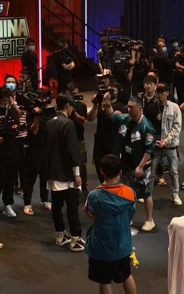  晋级|《新说唱》开录，吴亦凡粉丝药水哥晋级引争议，实力不如giao哥