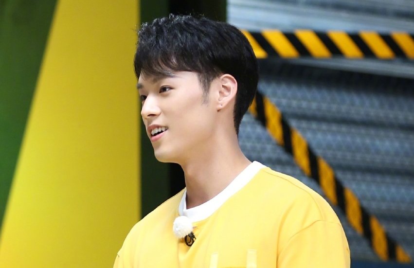  兄弟团|《奔跑吧》蔡徐坤鞋垫被偷走，一整天毫无感觉成笑点，是个铁憨憨