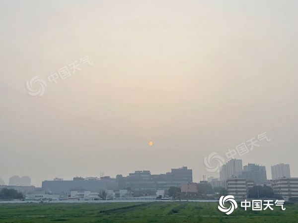 带伞！北京今日闷热感持续 西部北部等地将有雷阵雨来“扰”