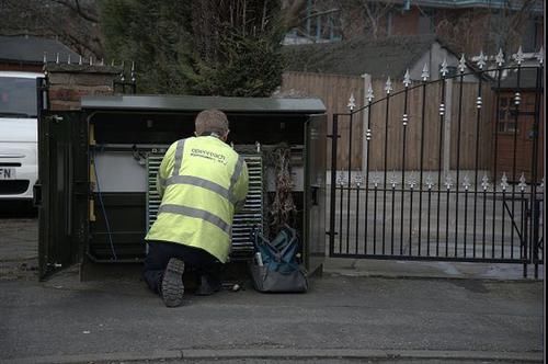  价值|英国三名男子装扮成工程师，偷走电信宽带盒价值千万电池，被判刑