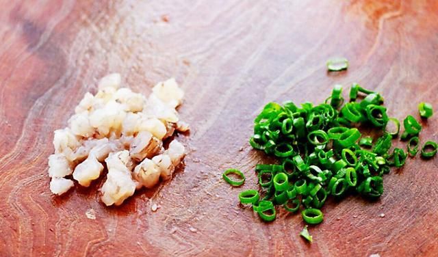 包好|用西红柿包饺子,看酒店厨师怎么操作,简单几下就包好,好吃