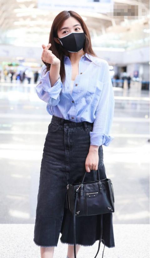  防腐剂|张含韵是吃了“防腐剂”吗？穿衬衣裙尽显少女身材