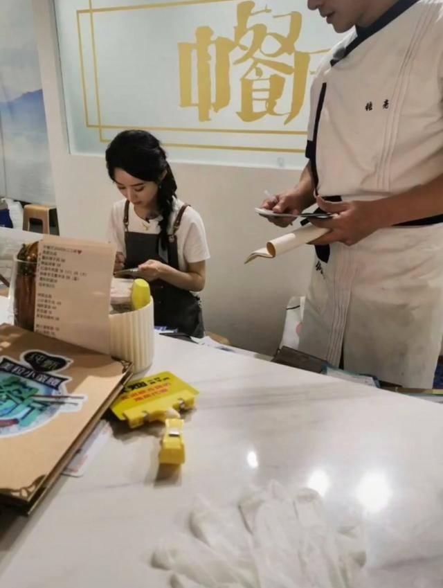  上头|赵丽颖《中餐厅》现场宠粉频互动，新造型超甜，粉丝大呼：太上头