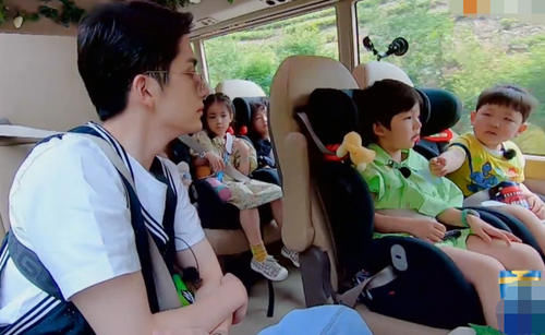  拿给|小孩抠完鼻屎拿给张新成，谁注意他第一秒“反应”？暴露真实人品