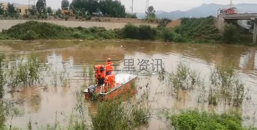  钓鱼|上游水电站突然开闸放水河水上涨，钓鱼老人被困河中