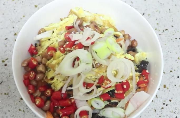 经典|鸡肉的经典做法,香辣美味,一盘鸡肉搭配两碗米饭,真过硬