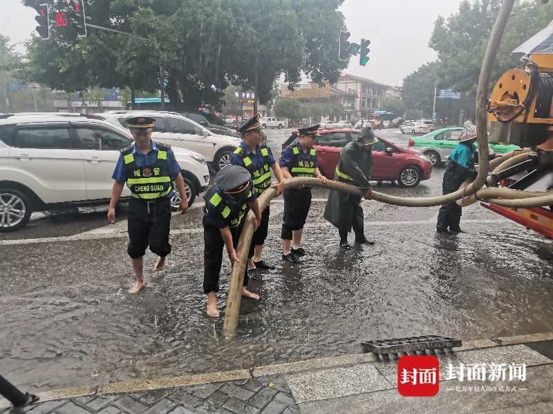 阆中|四川阆中遭遇暴雨，多条街道积水严重，多条河流水位暴涨