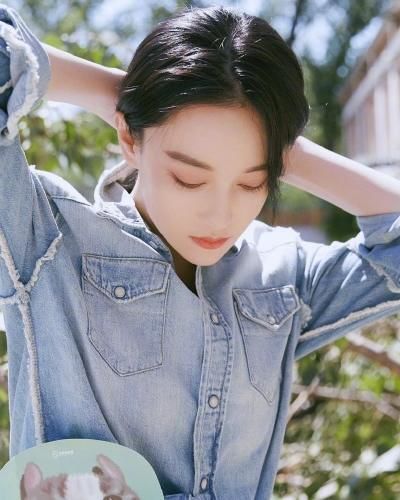  摆拍|张馨予晒厨房做饭照，有谁注意她的双手？是否摆拍一目了然