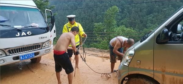  滑坡|面包车跑着跑着，前方山体滑坡了！交警：下雨天开车要注意周边情况