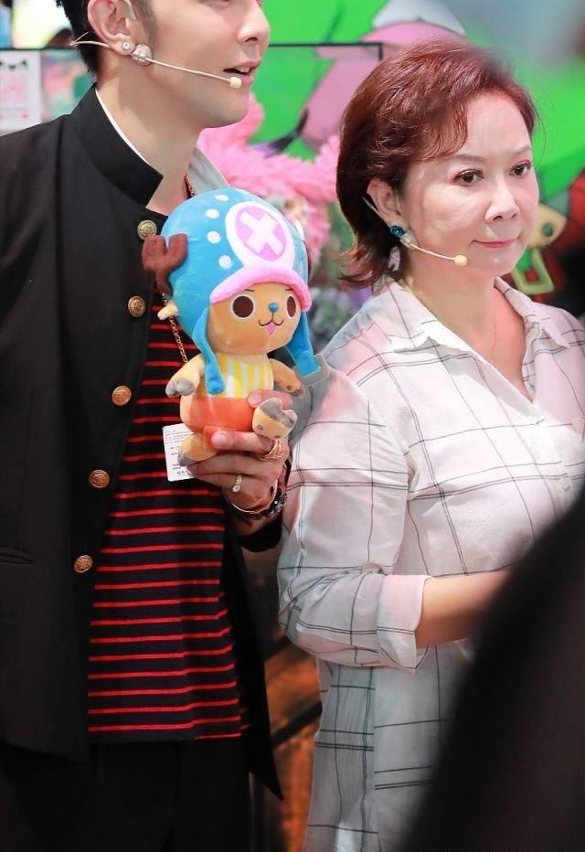  配白|蔡明真的老了，穿格纹衬衫配白裤子亮相，眼部皱纹暴露真实年龄