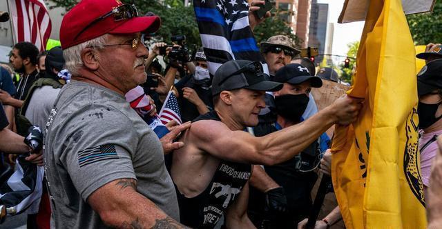 杀到|2000名白人突然杀到,大批“起义军”赶来血战,美国再度失控