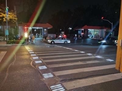 开启|自动感应，适时开启！济南首条会发光的斑马线现身山师北门