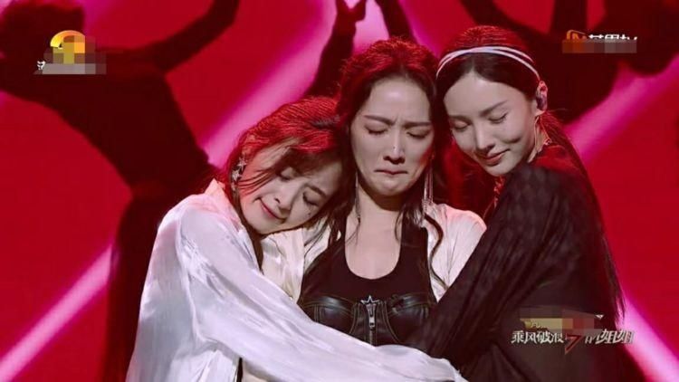  姐姐|《浪姐》二次公演细节耐人寻味：黄圣依抢不上话，阿朵会被淘汰？