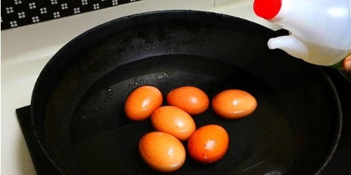 煮鸡蛋|水煮蛋时,不要只加清水煮,加一勺它,鸡蛋又香又嫩,好剥皮