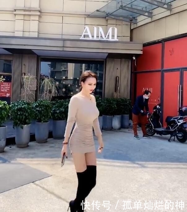 美女|打扮精致的美女,在春天也能落落大方