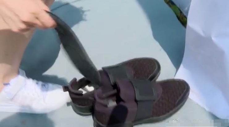  Baby|Baby偷走蔡徐坤鞋垫，谁注意鞋垫厚度了？真实身高一目了然