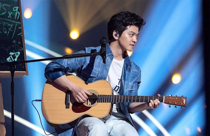 却是|资历最小却是C位,李宇春《好声音》发布会站位惹争议,李健拒绝安排站一旁!