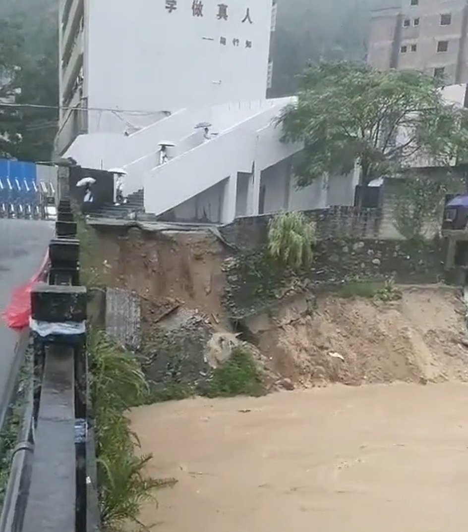 广东茂名遭极端暴雨，一中学旁地面塌方，当地：已将塌方区域围住，待天气好转处理