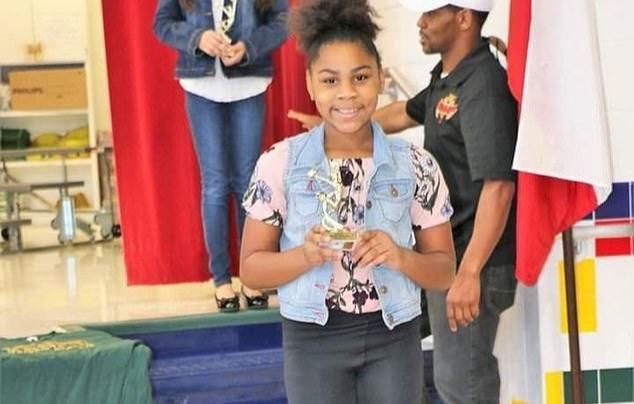  打死|11岁女孩正跟家人坐在行驶的汽车里，突然飞来一颗子弹把她打死