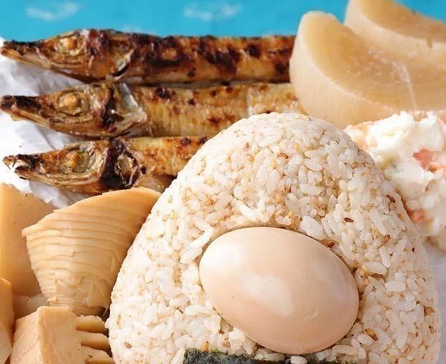  纷纷|日本网友晒奶奶做的饭团走红ins，网友纷纷点赞：这样吃太丰盛了