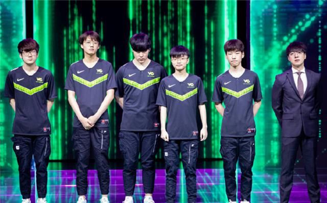  乐言|乐言向队友发出“邀请”，他只回一个表情，粉丝：这是官宣了吗？