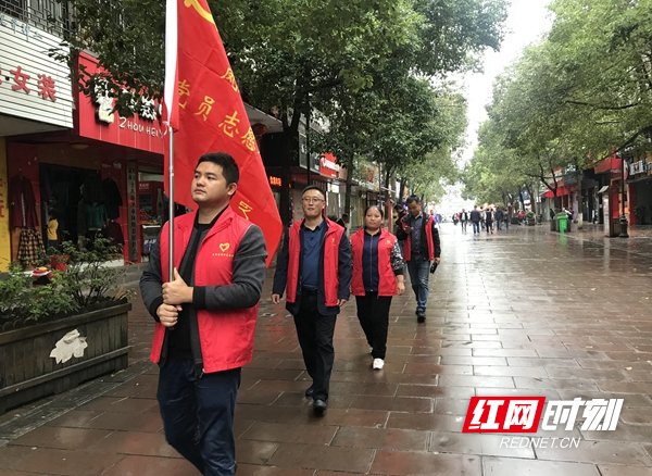 客人|凤凰县发改局：党员志愿者国庆助力“客人”乐游古城