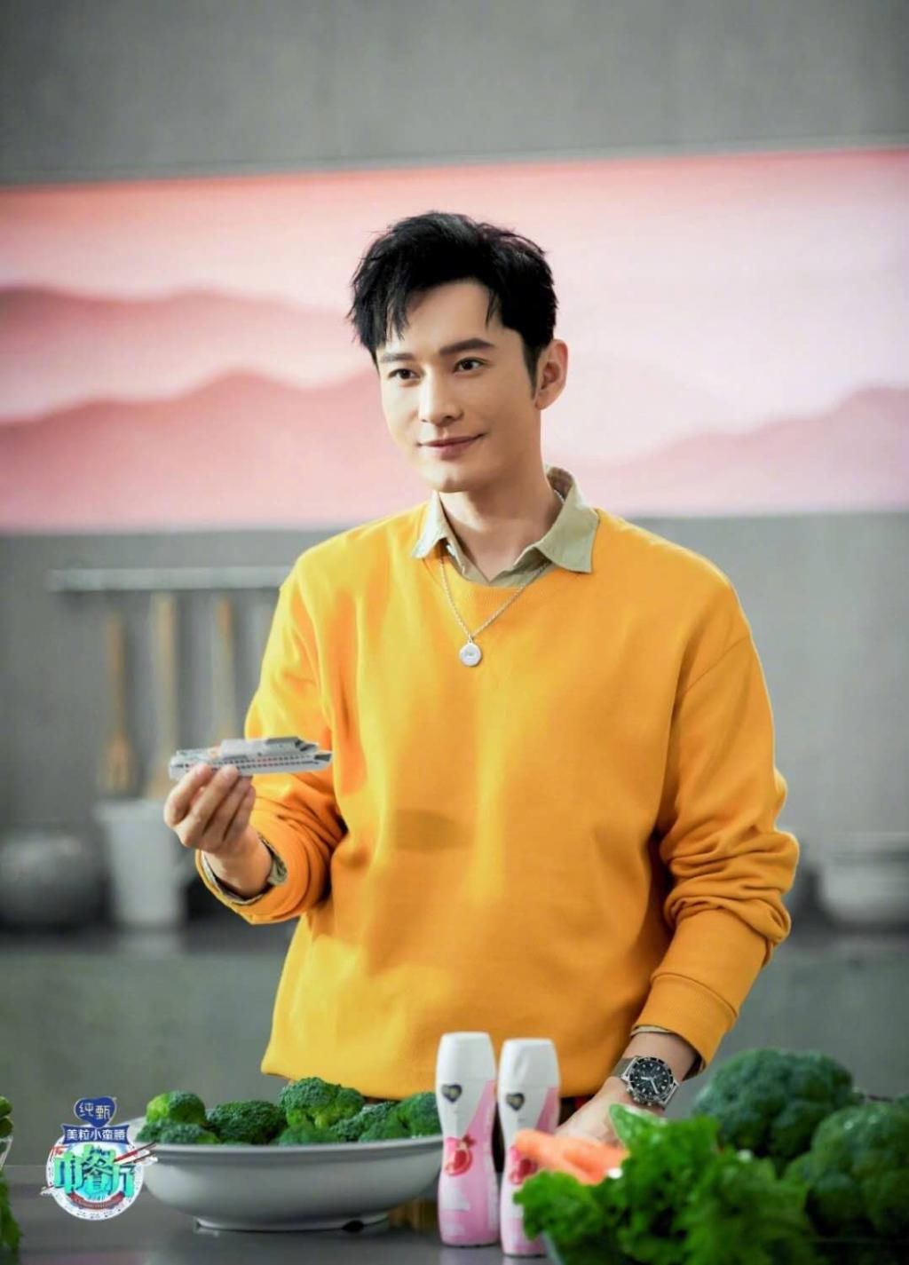  发布会|中餐厅第四季发布会：赵丽颖橙色露肩上衣，飒爽又优雅