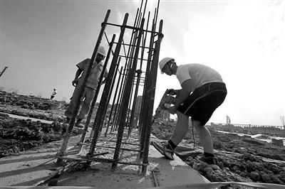 挥汗如雨|轨交工地上 建设者们挥汗如雨