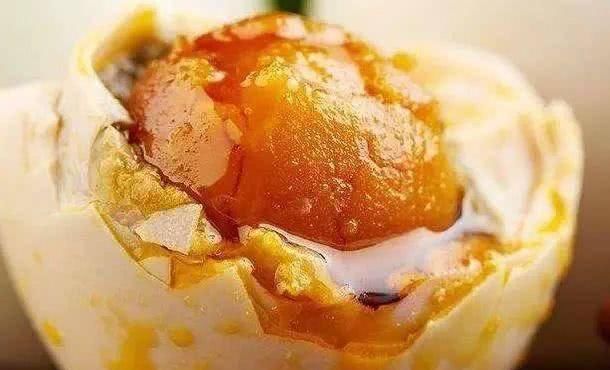 咸鸭蛋|腌鸭蛋时,别只会加白酒和食盐多加一点它,蛋黄个个起沙流大油