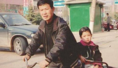 路安邦|老人垃圾堆捡一弃婴,辛苦抚养16年成妙龄少女,如今却已失去笑容