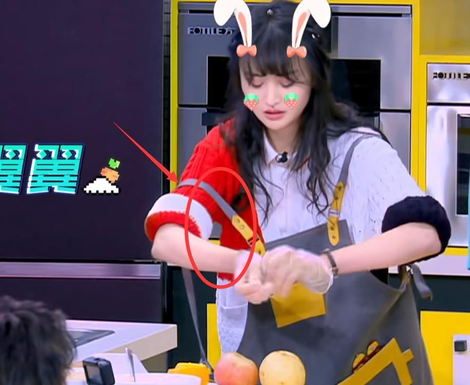  别人|郑爽多瘦，别人穿上刚好的围裙，她穿上却往下掉，真不影响做菜？