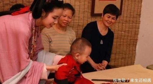 毛笔|雍正一周岁时抓周,握着毛笔随便写了一个字,康熙看见后脸色秒变