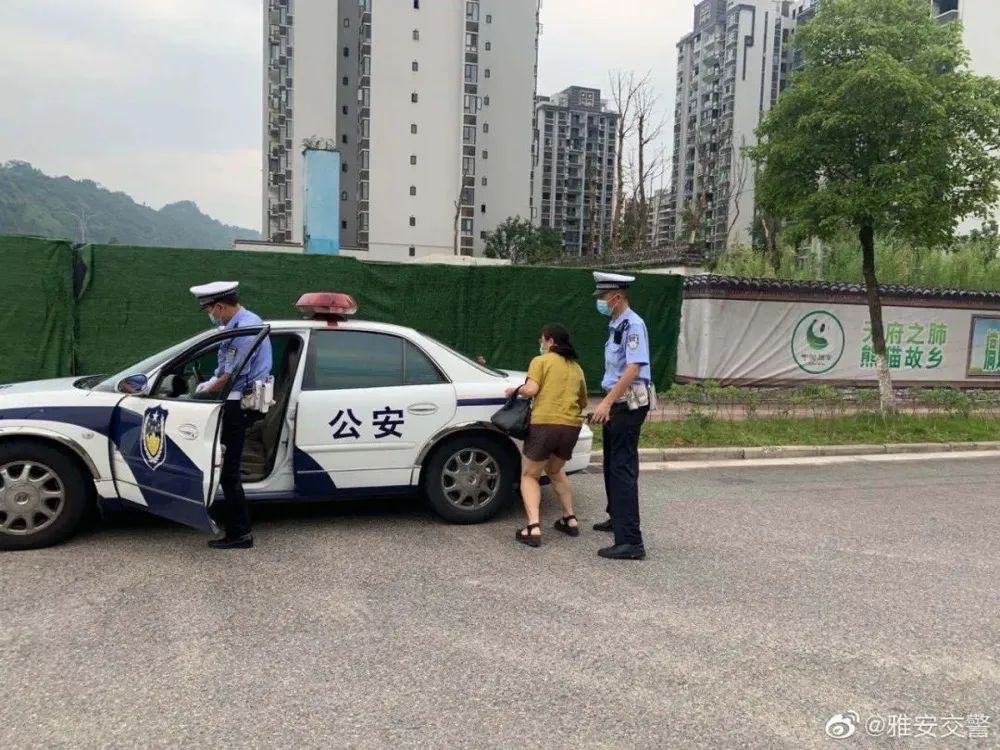  老师|高考第一天，监考老师上热搜！网友：忘带准考证的学生长大了……