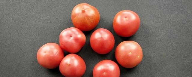  多汁|买西红柿要挑选“母”的，顶部看一眼就能辨出，沙甜又多汁