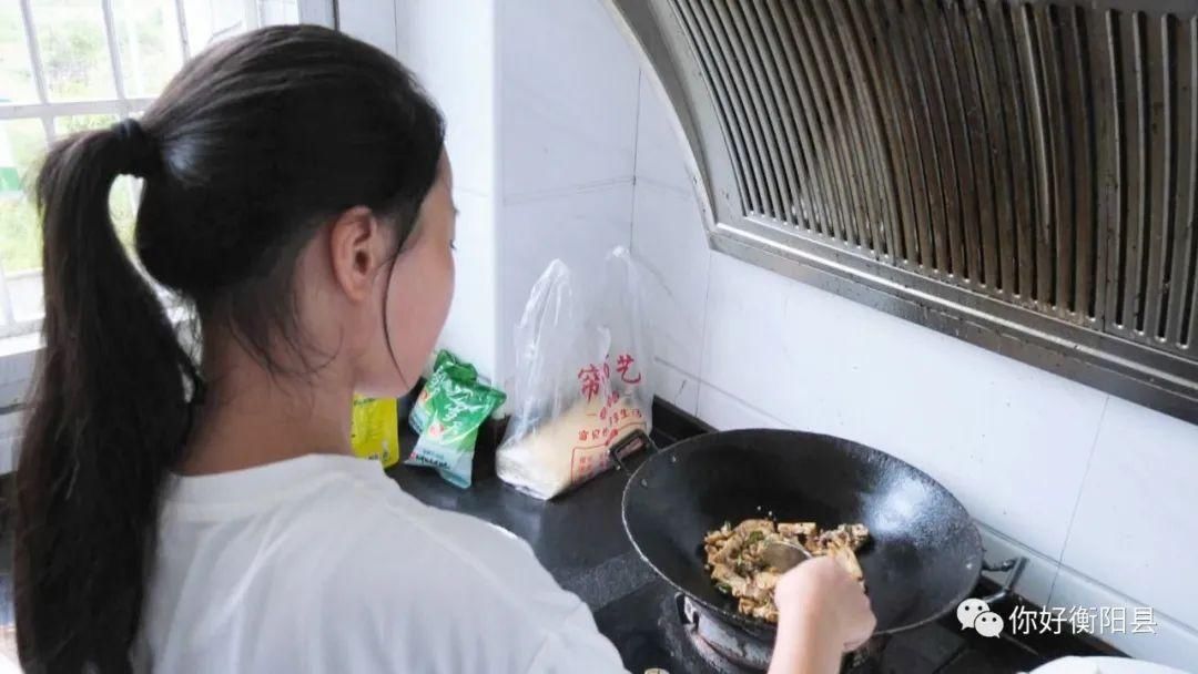  衡阳|请帮帮她！父亲去世，衡阳14岁女孩独自照顾弟弟妹妹……