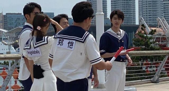  举动|吴宣仪穿水手裙却要2次拉高腰部，谁注意欧阳娜娜举动？女生都懂！