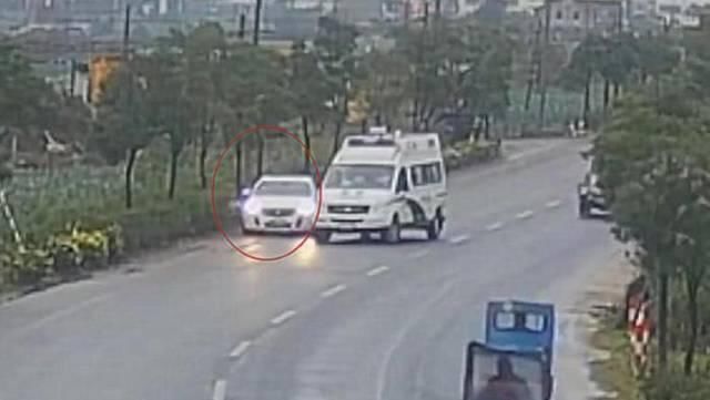  压力|11岁小学生因压力大，偷开车上街兜风？网友：熊孩子逆天了