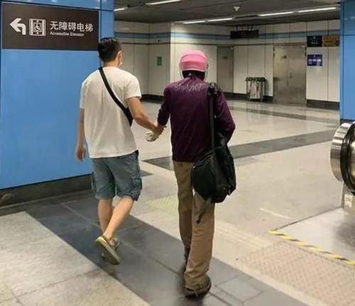 地铁|男子地铁上性骚扰女生，被抓现行不承认，民警：你肚脐眼是凸的？