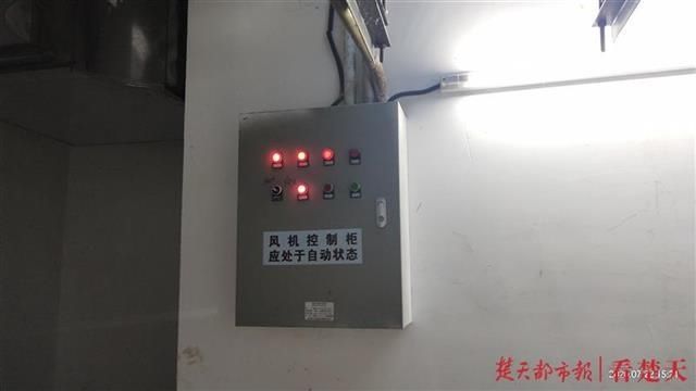  破损|小区高层自来水竟有油漆味，疑与地下车库施工及水箱破损有关