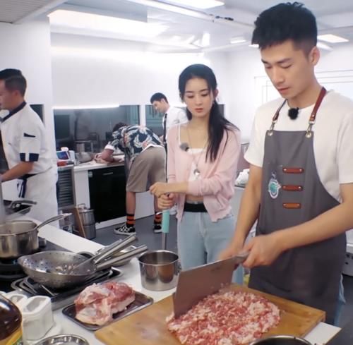  样子|以为赵丽颖不会做饭，看她拿两把刀剁肉馅的动作，才知小看她了