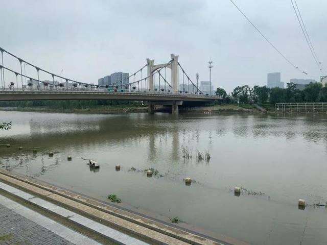  南京|秦淮河水位吃紧 谁把餐厅酒吧建在大坝“肚子”里？