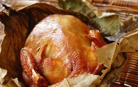  清香|御土荷叶鸡，味道鲜美，再配上淡淡的荷叶清香，令人回味绵长