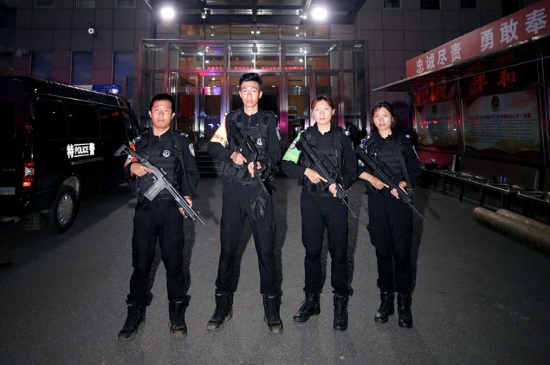 特警队|特警炼成，新人入队！这俩女特警太飒了