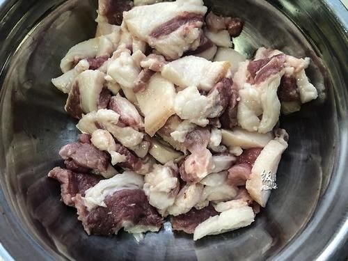 酱油|五花肉别红烧了，加酱油腌一晚上，再加个鸡蛋上锅蒸，好吃不油腻